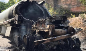 Fotografía que muestra los restos del camión cisterna que explotó este sábado en Miragoane (Haití). EFE/ Peter Kens