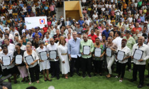 Foto de archivo del presidente Luis Abinader, durante entrega de títulos de propiedad en Santo Domingo Este.