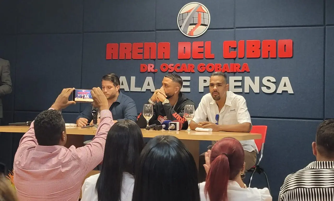 DJ Adonis mientras habla con la prensa. (Foto: fuente externa)