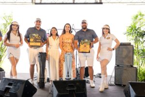 Sofia Fuente, Valeria Cascella junto a los ganadores Edgar Alma y George Riley. FUENTE EXTERNA