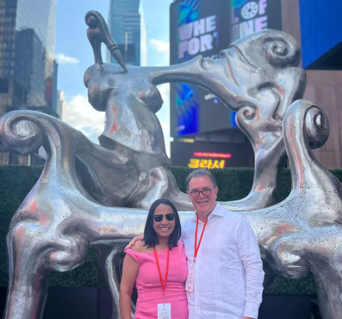 "La chaise adulte" de Tovar, imponente en Times Square de Nueva York