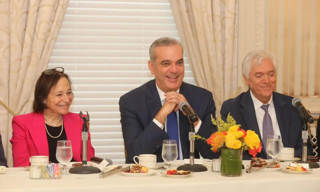 El presidente Luis Abinader y otras personalidades.