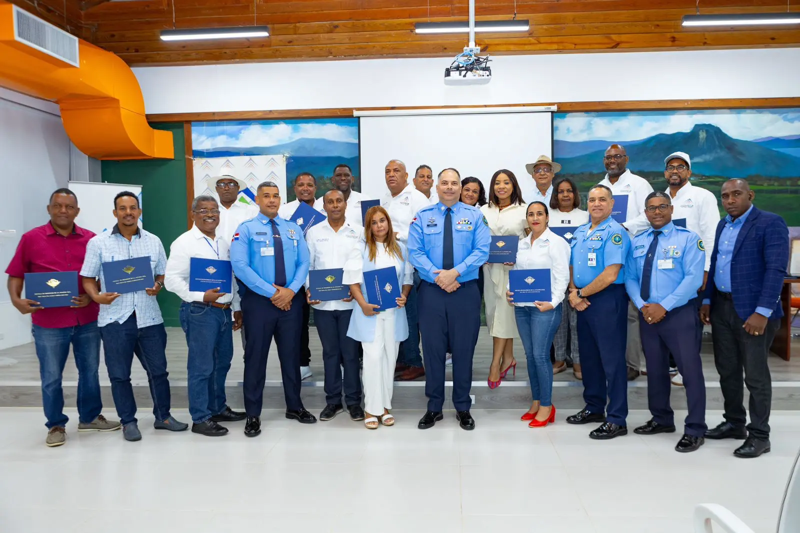 Grupo de participantes reciben certificados. FUENTE EXTERNA