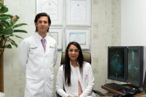 Los especialistas en radiología en imágenes e Intervencionismo mamario de Diagnosis, Mauricio Morel y Rosio Muñoz,