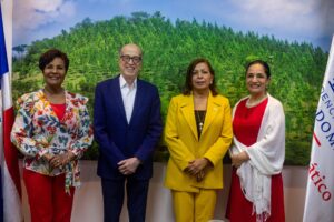 Josefa Castillo, directora ejecutiva de INAIPI; Ligia Pérez, presidenta ejecutiva de CONANI; Anyoli Sanabria, representante adjunta de UNICEF en RD