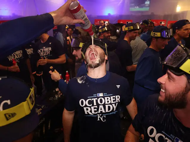 Reales de Kansas City celebran su avance a la Serie Divisional en los resultados de MLB del 2 de octubre