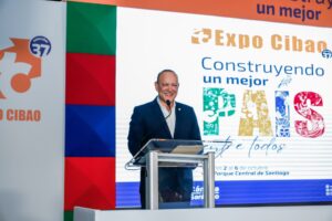 En el marco de la Expocibao en su versión 37, el funcionario felicitó a la Junta Directiva de la Cámara de Comercio y Producción de Santiago por la labor realizada en la feria