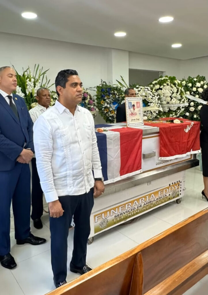 Kelvin Cruz, ministro de deportes, estuvo presente en el acto fúnebre a Osvaldo Virgil