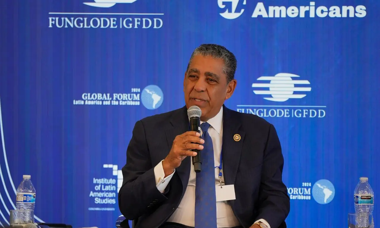 El senador del distrito 31 en el Senado de Nueva York desde 2011, Adriano Espaillat, en el VI Foro Global América Latina y el Caribe 2024. (Foto: fuente externa)