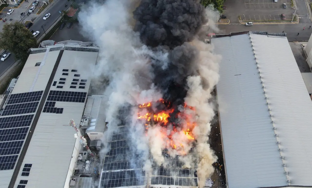 Incendio en una fábrica de plástico y papel ubicada en la Zona Franca de Gurabo, en Santiago.