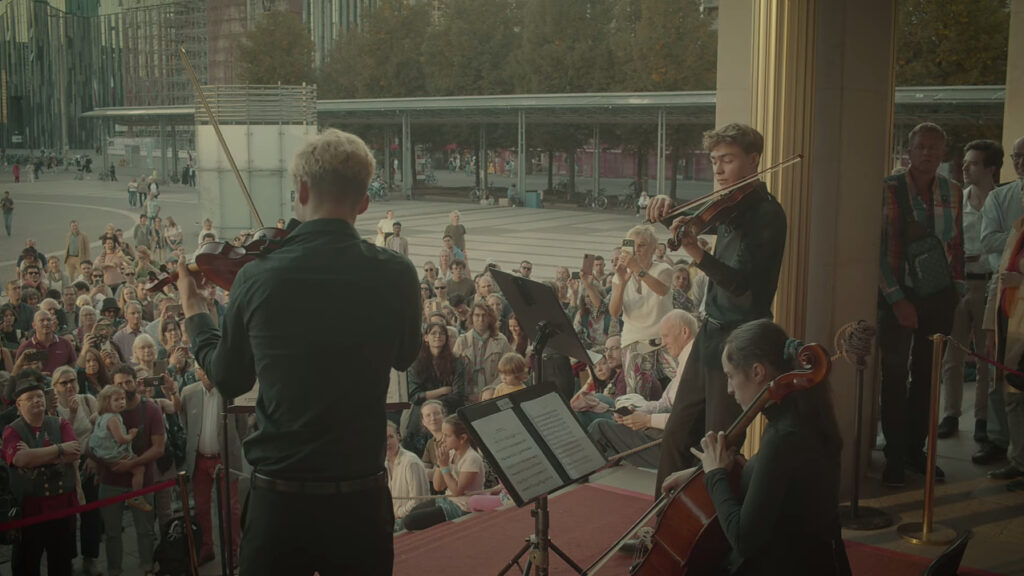 La primera presentación pública de la Serenate ex C – Ganz kleine Nachtmusik KV648, ejecutada el pasado 21 de septiembre por un trío de músicos de la Orquesta Juvenil de Escuela de Música de Leipzig en la escalinata de la Ópera de Leipzig.