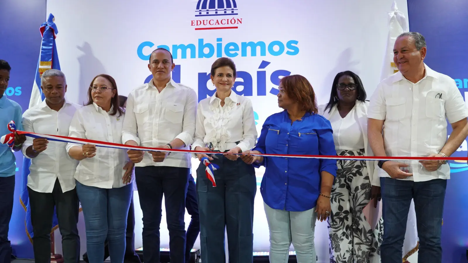 El nuevo plantel educativoLa vicepresidenta Peña expresó que con cada nuevo centro educativo inaugurado la actual Administración está cimentando una República Dominicana más fuerte, preparada y unida. cuenta con un laboratorio de Ciencias y uno de Cómputo, sala de profesores, oficina de Orientación, enfermería, biblioteca, salón multiusos, plaza cívica, media cancha, y más.