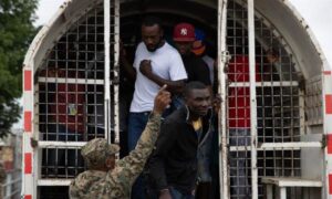 Fotografía de archivo de un camión de Migración en la frontera con decenas de ciudadanos haitianos que son llevados de regreso a Haití, desde Dajabón (República Dominicana), el 25 de marzo de 2024. EFE/ Orlando Barría