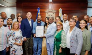 Luis Vargas y Alberto Cruz, reconocidos “Hijos Adoptivos” de Santiago. (Foto: fuente externa)