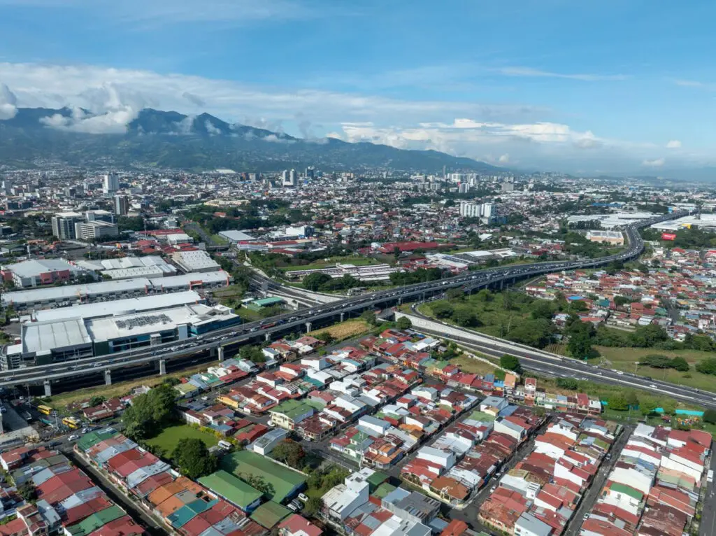 2. El conjunto de obras de la Circunvalación Norte se entiende en una longitud de más de 5 kilómetros