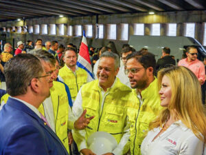 1. Rodrigo Chávez, Primer Mandatario de Costa Rica, conversa con los representantes del Consorcio Estrella – H. Solís