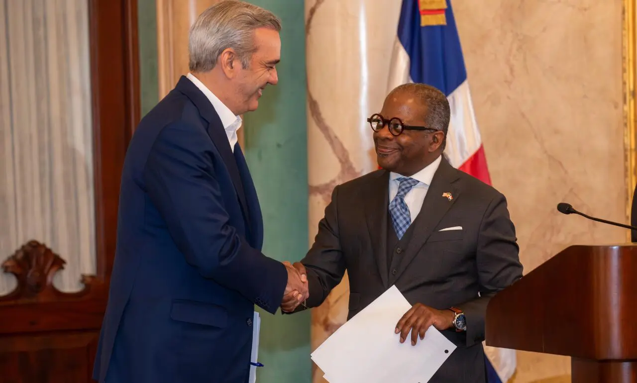 El presidente Luis Abinader y el Subsecretario de la Oficina de Asuntos Internacionales de Narcóticos y Aplicación de la Ley del Departamento de Estado de EE. UU., Todd D. Robinson. (Foto: fuente externa)