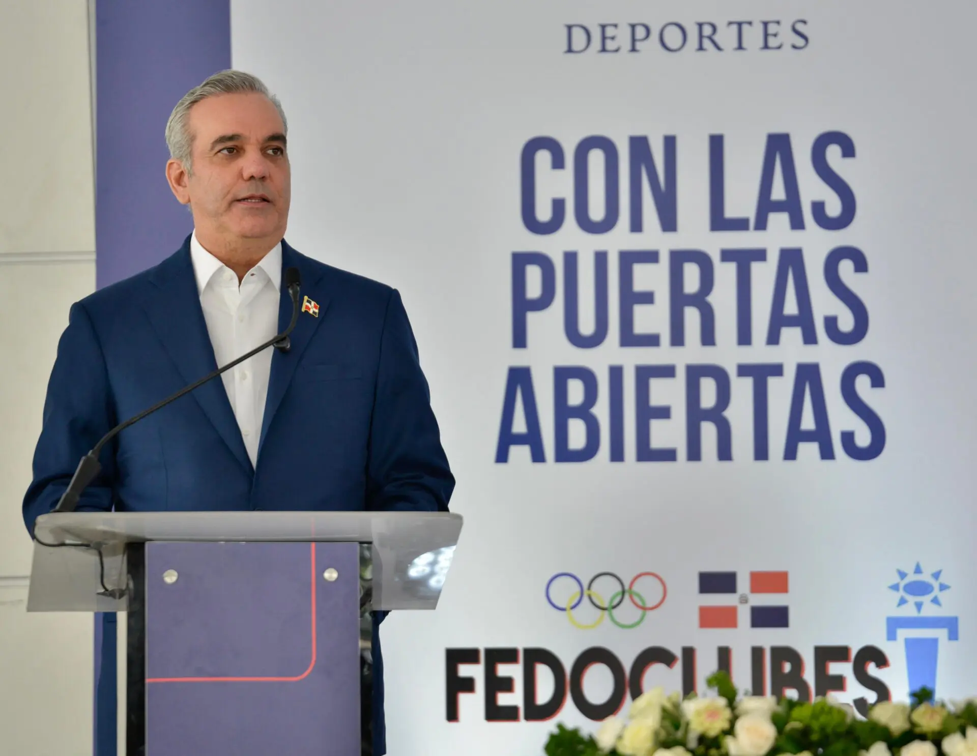 Abinader anuncia la construcción de más de 45 polideportivos a los clubes