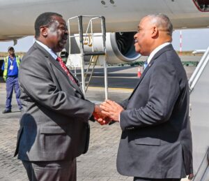 El primer ministro haitiano, Garry Conille, llegó este jueves a Kenia para una visita oficial de cuatro días en la que se reunirá con el presidente keniano, William Ruto