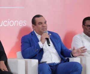 El foro, celebrado en el Hotel El Embajador, reunió a líderes del sector eléctrico, economistas, técnicos y académicos para discutir los desafíos y oportunidades del sistema energético dominicano.