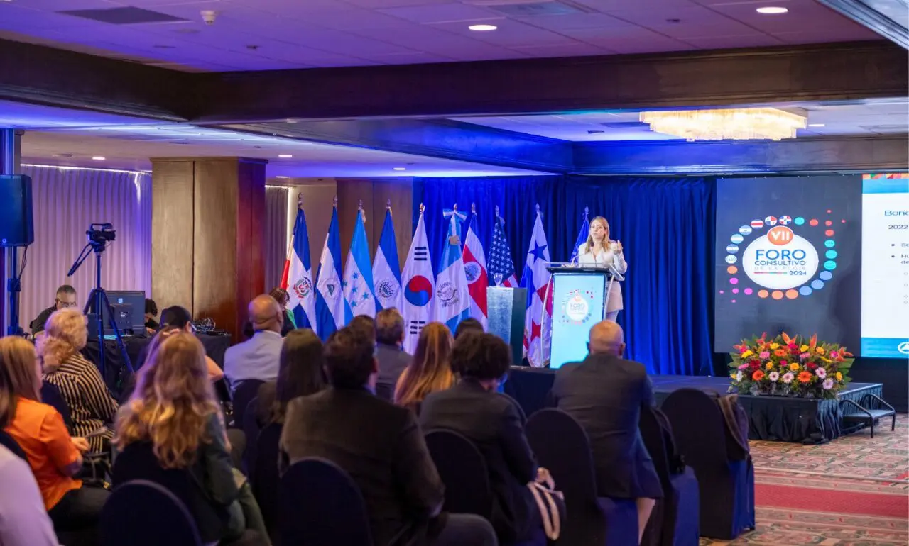 La directora general de Supérate, Gloria Reyes, durante ponencia en el foro Sisca y Banco Mundial, celebrado en Ciudad de Guatemala. (Foto: fuente externa)