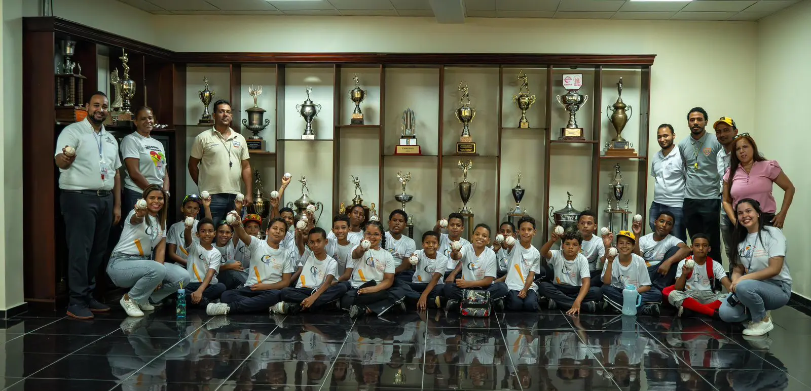 Tanto los peloteros como los miembros directivos mostraron mucho entusiasmo por la visita de los estudiantes al estadio y les brindaron a estos pequeños una experiencia inolvidable.