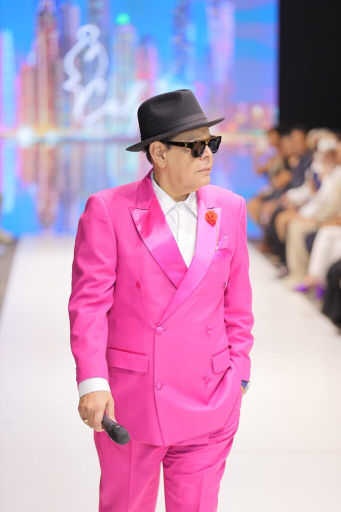 El merenguero Fernando Villalona durante el desfile de Calpo Atelier