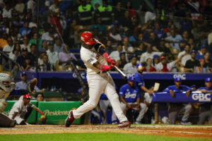 Junior Lake decidió con jonrón el primer triunfo del Escogido en la primera jornada de la pelota invernal