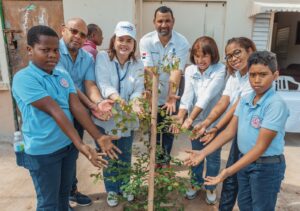 Alcaldía del DN inicia el Plan de Arbolado Urbano junto a estudiantes en la calle 42 de Capotillo