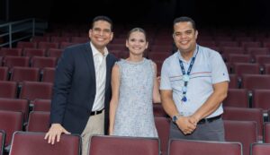 Julio Ravelo, presidente del Consejo Directivo 2023-2024 de la Secundaria Babeque_ Nathalie Jiminián, coordinadora de la Sala Laura Bertrán, y Jahiro Suriel