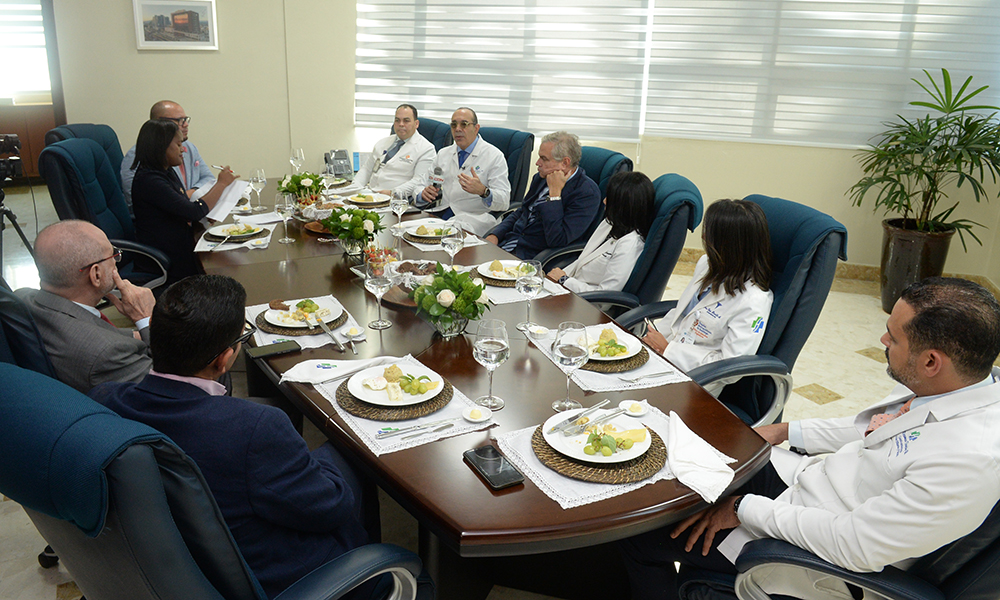 Periodistas de elCaribe y CDN en el desayuno con los galenos del HOMS.