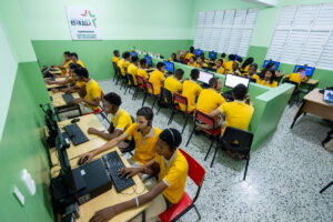 Estudiantes del sector público se forman lenguaje de programación