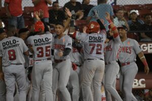 Escogido vuelve a ganar; Estrellas vencen a Águilas y Toros  al Licey