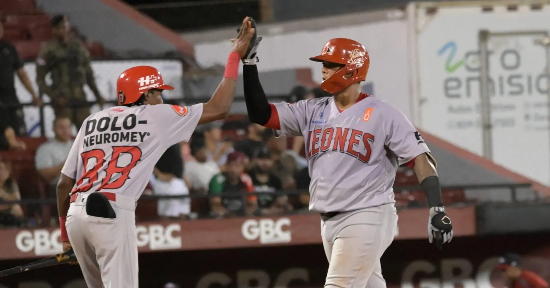 Tres extrabases extienden racha de los Leones