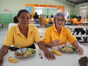 INABIE distribuye a alimentación escolar en la de educación para adultos y jóvenes