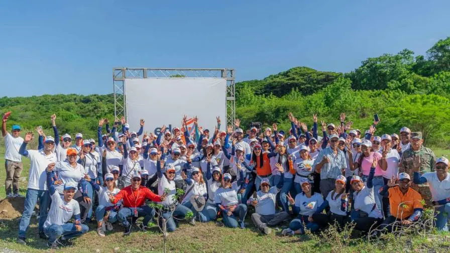 Jornada de reforestación en San Cristóbal con la siembra de 2,000 plantas