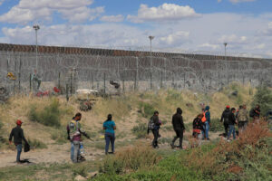 Aumenta tensión entre migrantes en frontera norte de México ante elecciones de EE.UU.