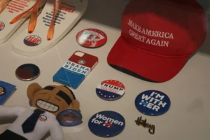 La gorra trumpista, el peluche de Obama y otros objetos que cuentan la historia de EEUU