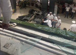 Cae carro desde techo del Supermercado Nacional 27 de febrero