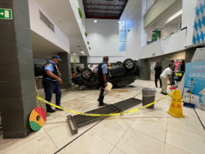 El momento exacto de la caída del carro en el Supermercado Nacional