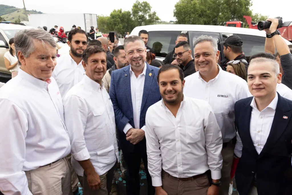 1. Representantes del Consorcio Estrella – H. Solís en compañía del Presidente Rodrigo Chávez y Josué Fiallo, Embajador de la República Dominicana en Costa Rica