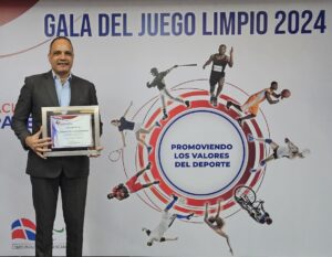 Miguel Rivera, presidente de Fedobalom, al recibir la distinción en el ceremonial “La Gala del Juego Limpio 2024