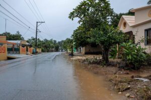 Ministro administrativo de la Presidencia supervisa zonas afectadas por lluvias en Gaspar Hernández