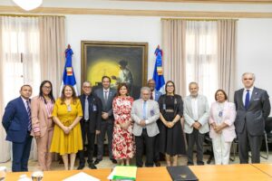 Vicepresidenta, Raquel Peña, reunida con el Colegio Médico Dominicano