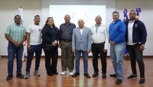 Juan Febles, director técnico, y Pedro Julio Quezada, jefe de misión, junto a parte de los delegados presentes en el encuentro