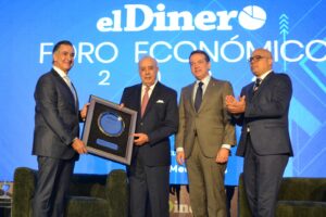 Foro Económico elDinero 2024 reconoce trayectoria del empresario Félix García