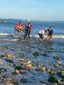 Mujer se lanza a aguas del Atlántico angustiada por la tardanza en la justicia