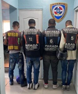 DICRIM de la Policía Nacional apresa a cuatro motociclistas captados robando alimentos de camiones transitaban por avenida El Puerto