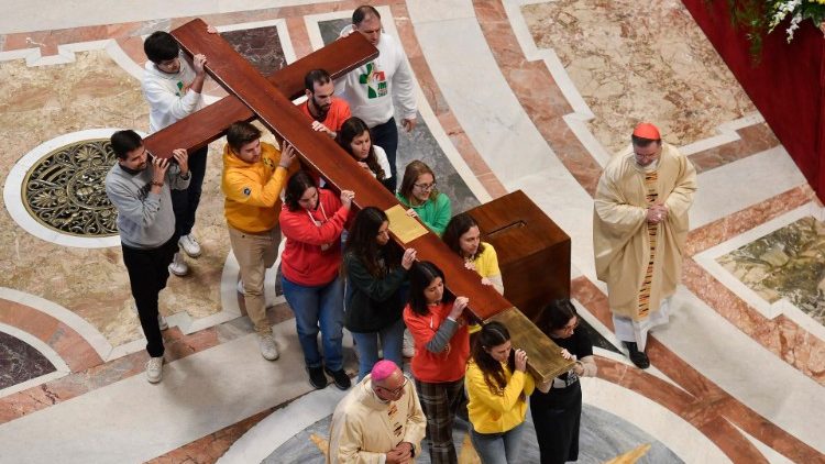 Los jóvenes coreanos reciben la Cruz y el icono de María de manos de los jóvenes portugueses