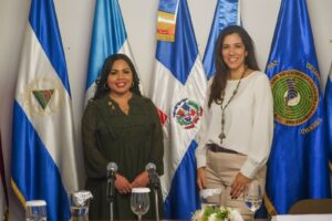 Las diputadas dominicanas Krimilda Acosta San Miguel, representante de la Unión Demócrata Cristiana (UDC), y Namibia Didiez Ogando, del Partido Democrático Popular